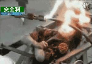 男子触电浑身抽搐倒下成功自救,触电事故及现场自救