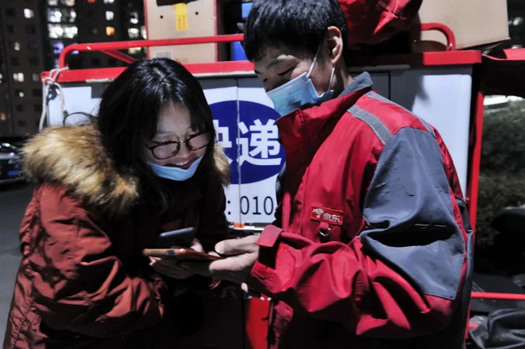 “外卖一哥”变身“京东小哥”，一天派送300件，王东东的除夕忙到新年凌晨三点