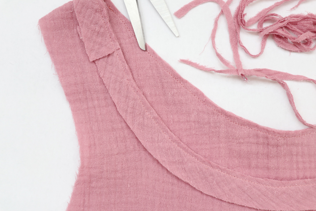 领口和领子的缝合方法,v领领口中间有三针平针缝合方法