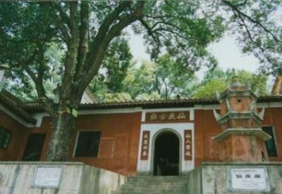 家僮被打发出门，路拾巨财，夜卧坑厕等失主，存善念官至游击将军