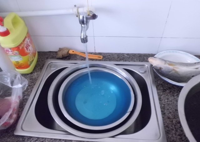 马桶水箱放洁厕剂伤配件吗,马桶水箱里面能倒洁厕剂不