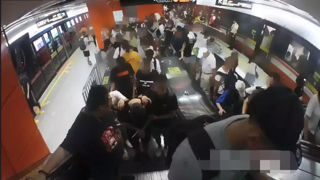 霸气!女孩地铁站内抓*狼色**结局大快人心