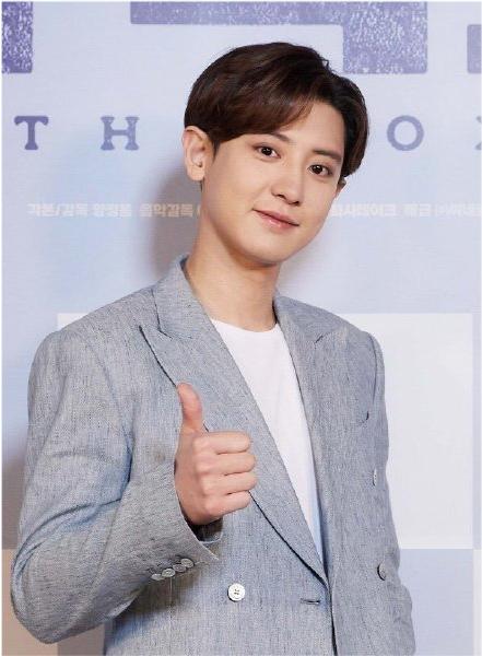 边伯贤为专辑两头跑，朴灿烈晒EXO练习照被指蹭热度，差别太大