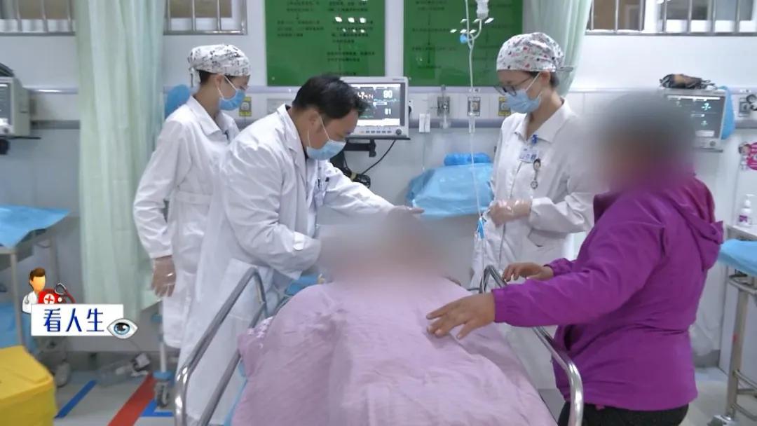 地动山摇中，她不幸从高处摔下头部受伤昏迷，危急时刻，她能转危为安吗？