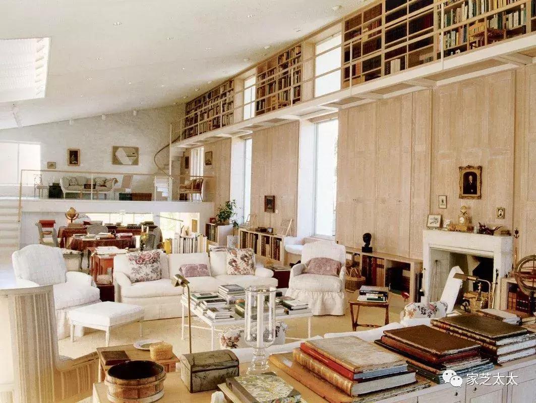 我和有钱人之间，就差一张白沙发了