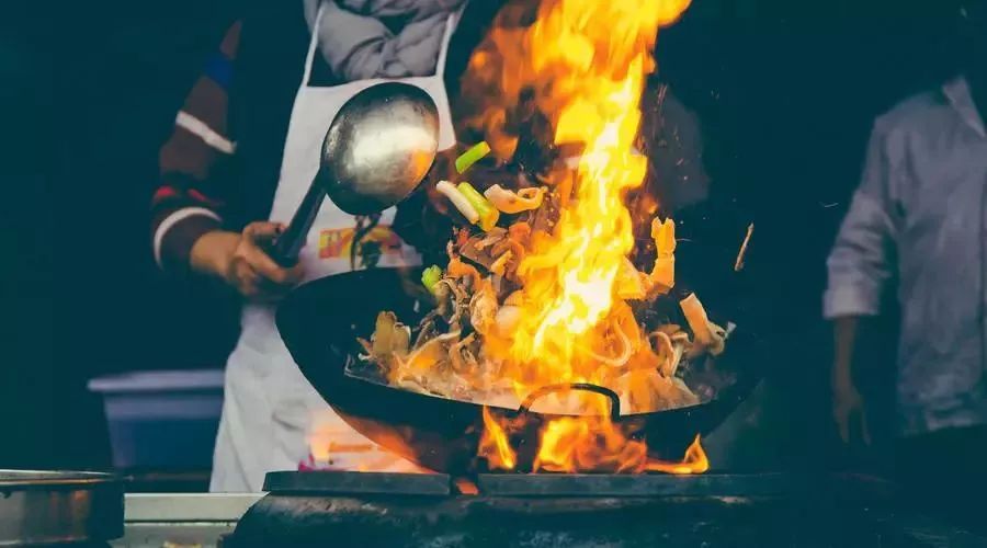 炒菜锅着火正确处理方法,炒菜时怎么防止锅内起火