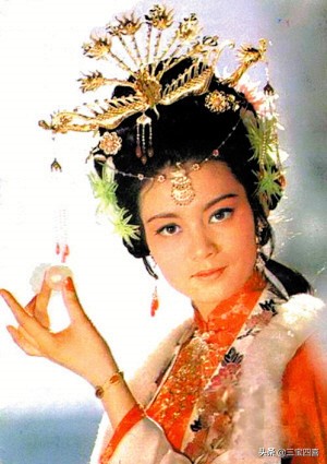 等我有钱了我就买一个金镯子,等我有了钱也去买个大金镯子