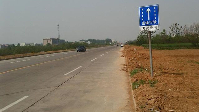 直线行驶学员,直线行驶100%不跑偏的科目一技巧