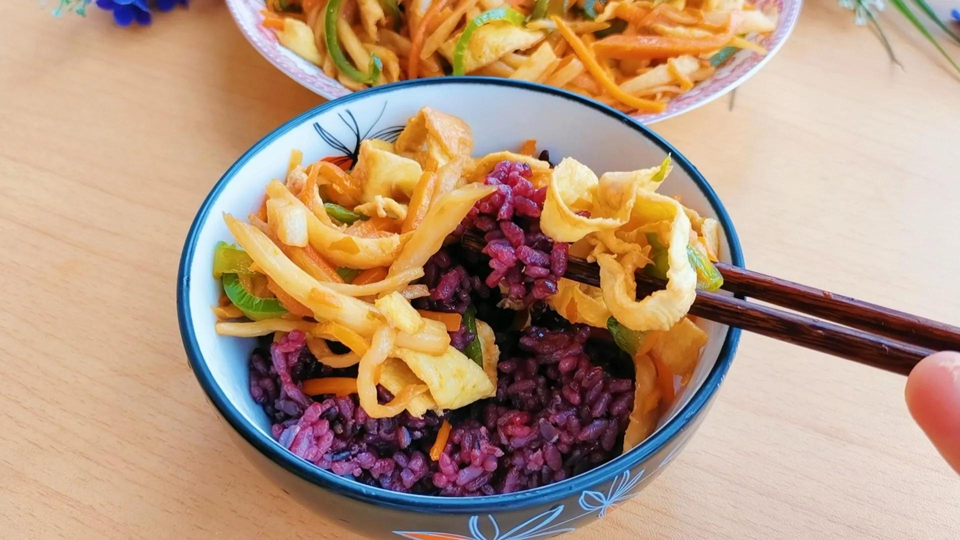 茭白鸡蛋青椒可以一起炒吗,茭白怎么吃好吃又简单