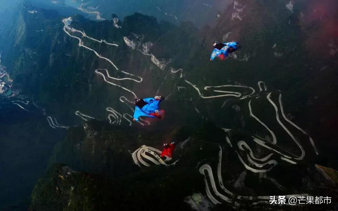 990米峡谷险峰翼装飞行、世界级大咖齐聚桥牌公开赛…湖南都市现场直播