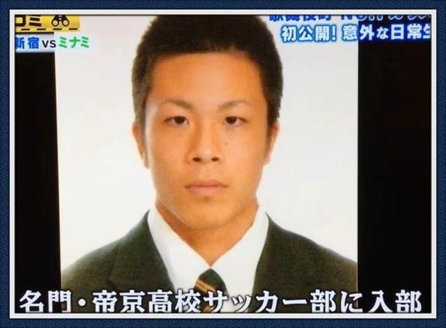 日本“帝王级”牛郎返母校，遇最怕的人秒乖巧，外形变化大遭调侃