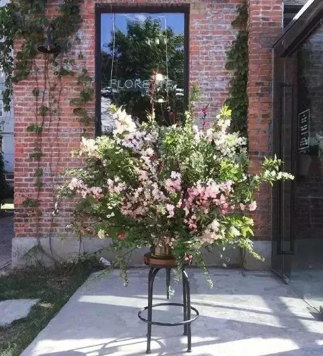 这家破厂房改造的花店，这是北京最美的小花店，明星都来拍照