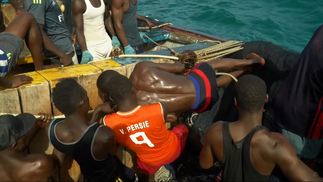 非洲小哥淘来法国二手车开出租，280公里只要47元，但要开12小时