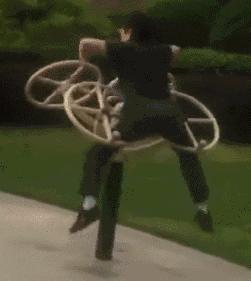 社会丨撞树、火烧、上吊…我国中老年硬核养生法，究竟有多野？