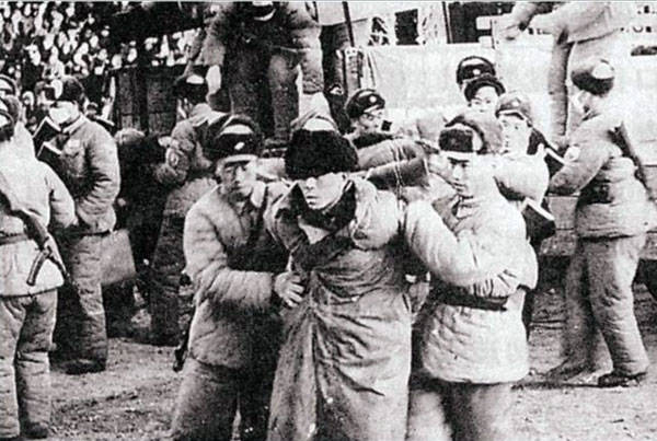 杀害闻一多的凶手，躲在成都开香烟店，因看报坐姿正派暴露被枪毙