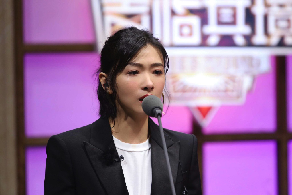 36岁演马天宇的老婆，今穿紧身裤双腿细长直，配短靴更抢眼了