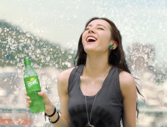 杨幂穿空姐服的视频,杨幂空姐装代言可乐