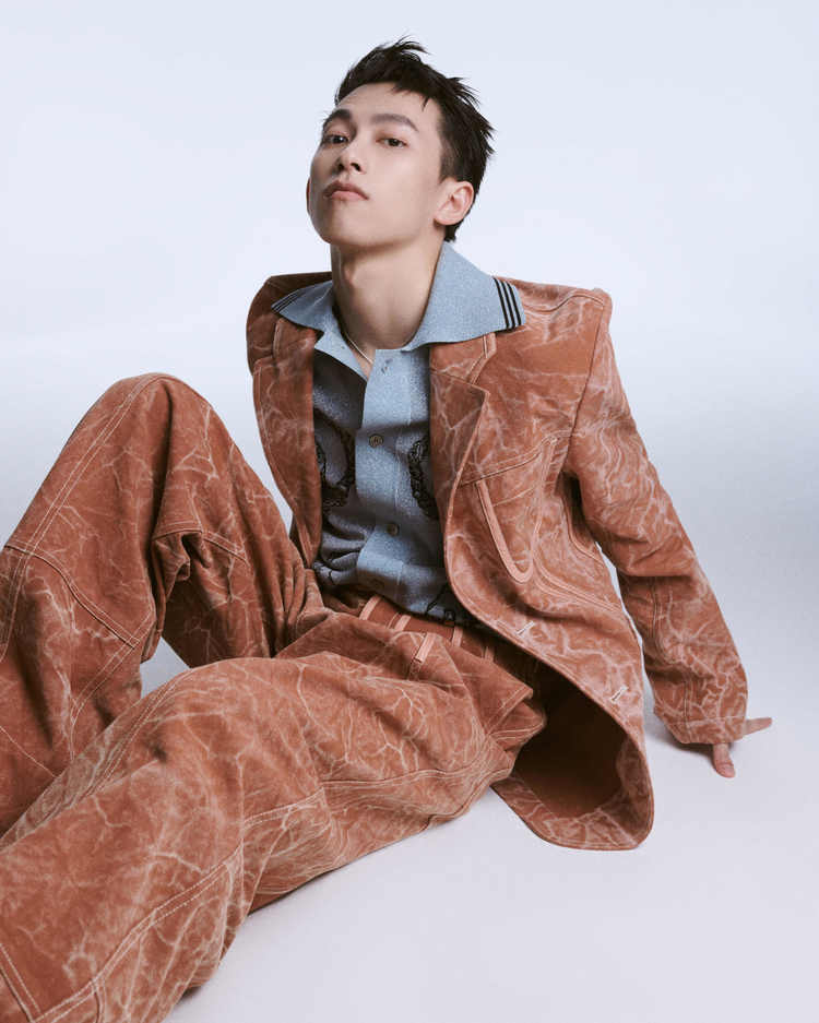 俞彬的《people》看似是群像，其实还有些不一样的特质