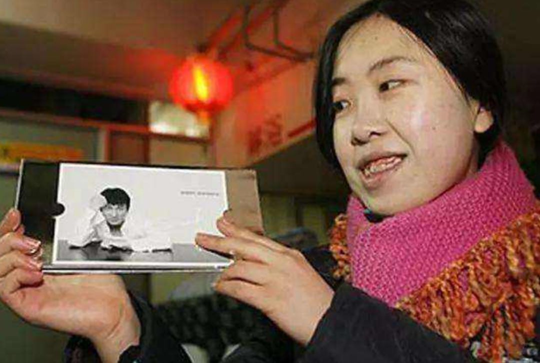 父亲跳海自杀后,那个狂追刘德华的姑娘,用12年忏悔