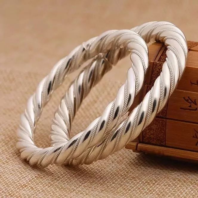 银镯子的简单辨别方法,窄版金镯不容易变形是假的吗