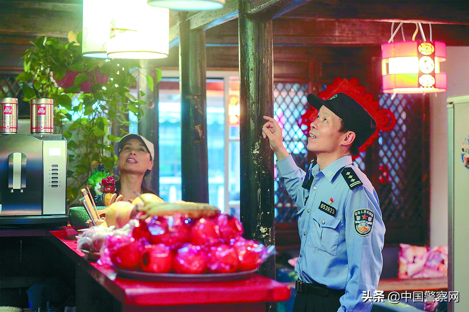 雨中骑警24小时巡逻,派出所夜晚雨中巡逻图片