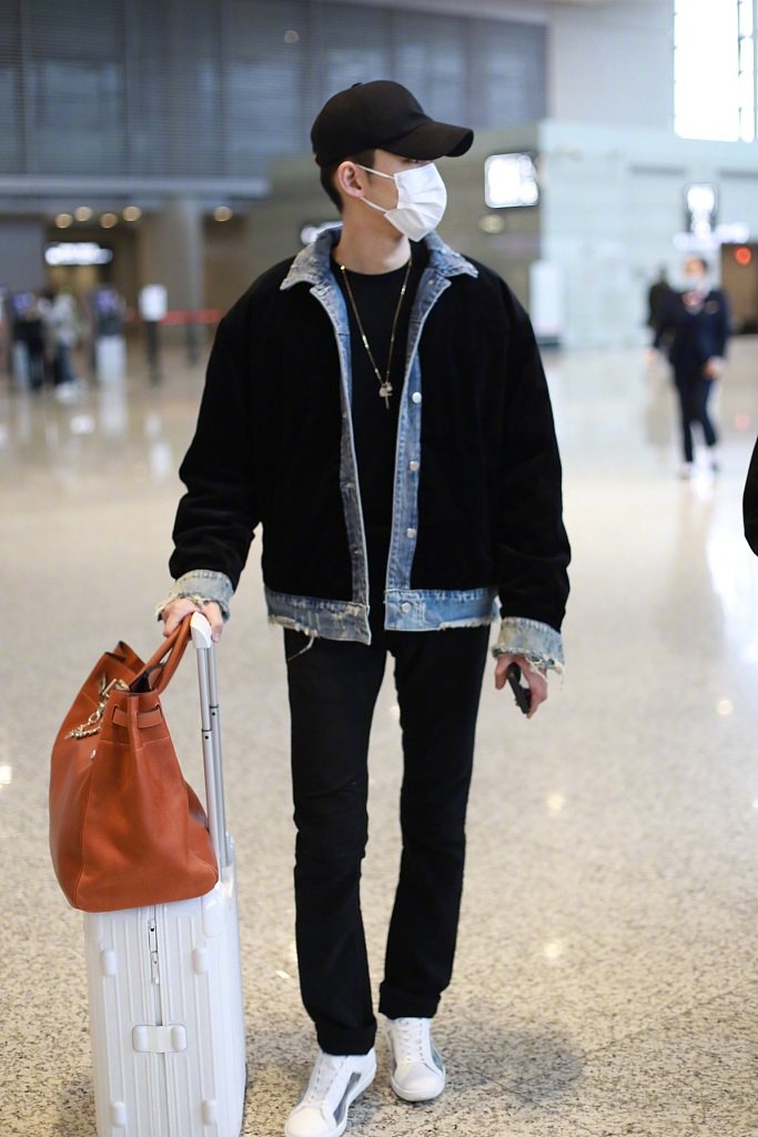 张翰秋装夹克外套全身照片,张翰一身黑衣超有型男气质