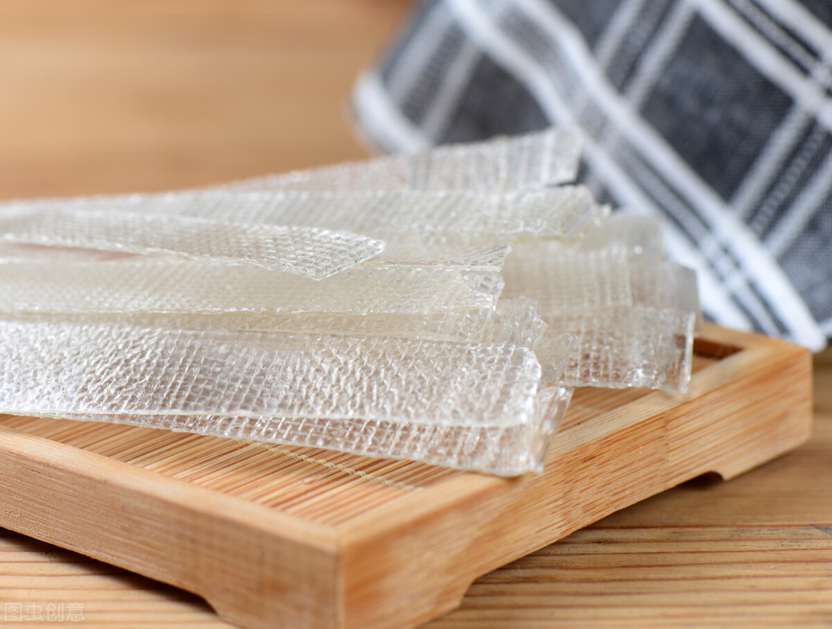 你看这个粉皮它又Q又弹,原来竟是靠明矾