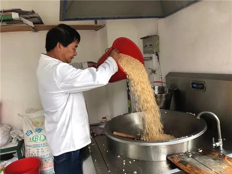 宁波这家小店的冻米糖又酥又香，老师傅做了40多年