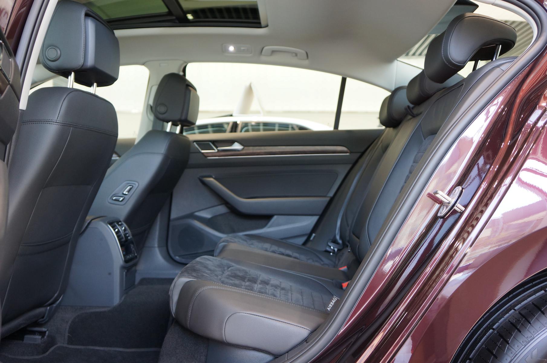 新款帕萨特后排对比迈腾后排空间,静态体验迈巴赫