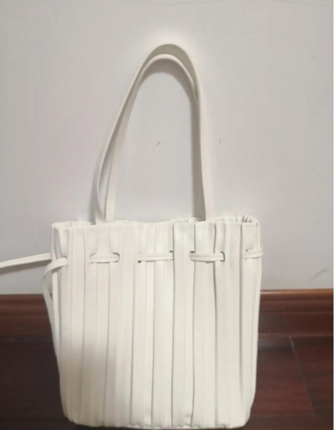 有品位的女人，搭配都会注意这个细节，时尚加倍，穿出杂志大片感