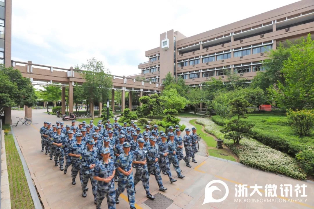 军训教官踢打学员,军训教官踢学生视频