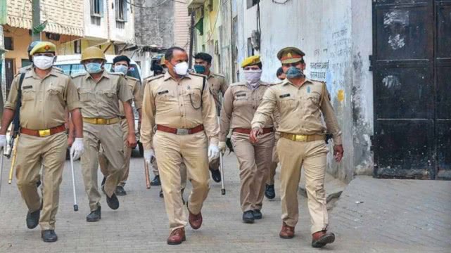 印度母亲怀疑女儿与人同居过，下*眠药安**并伙同家人将其勒死后焚尸