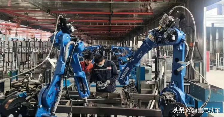 五羊高端全封闭三轮车最新款,问鼎巅峰摩托车行怎么样