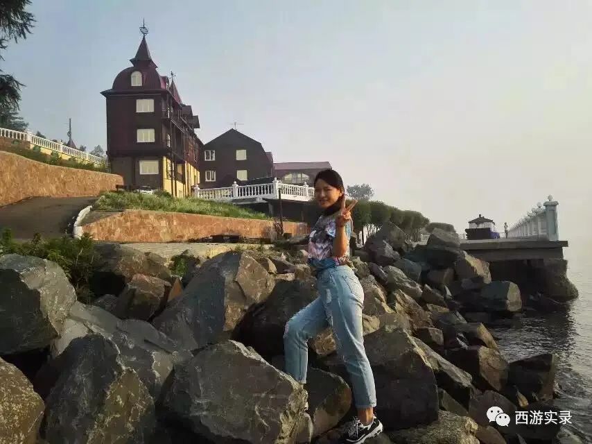 这女孩看到俄罗斯帅哥搭车，逼我停车，否则跳车