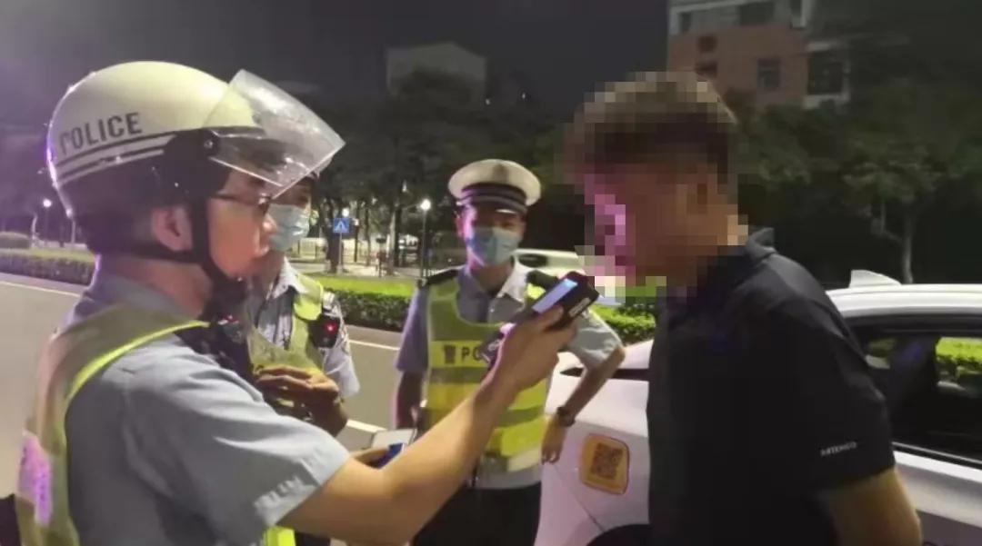 黑车司机下车白车撞黑车后续,黑车变道撞宾利白车后续