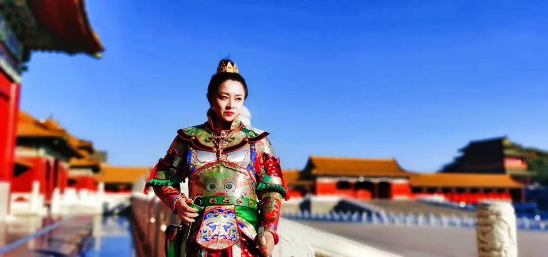 70后上海男人“不务正业”，被老婆骂还帮人搞盔甲，最贵一套15万