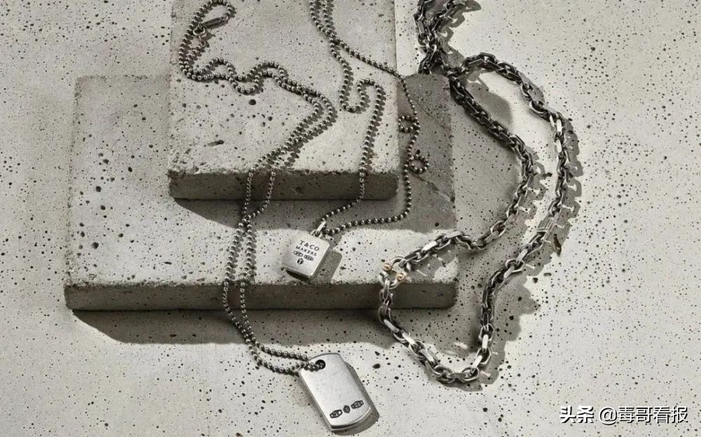 简约的首饰往往是穿搭的必杀技,首饰穿搭