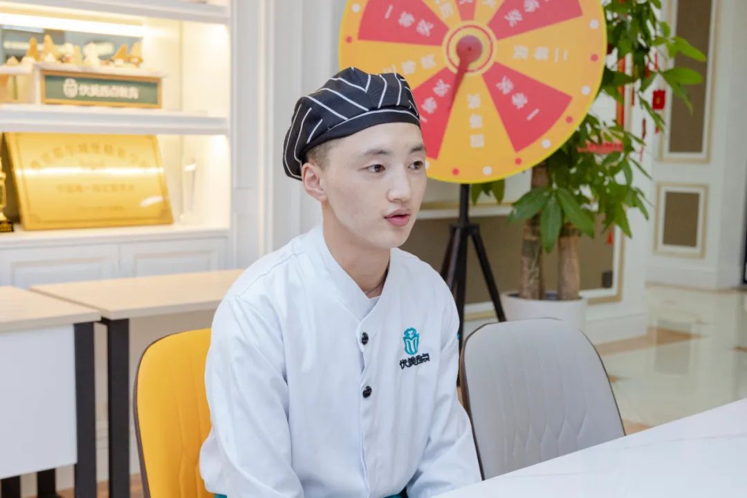 新生故事|他从雪域圣地的理塘而来，梦想着把西点的味道带回家乡