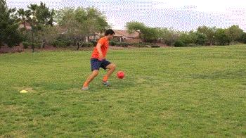 拿球怎么转身,踢球转身慢怎么训练