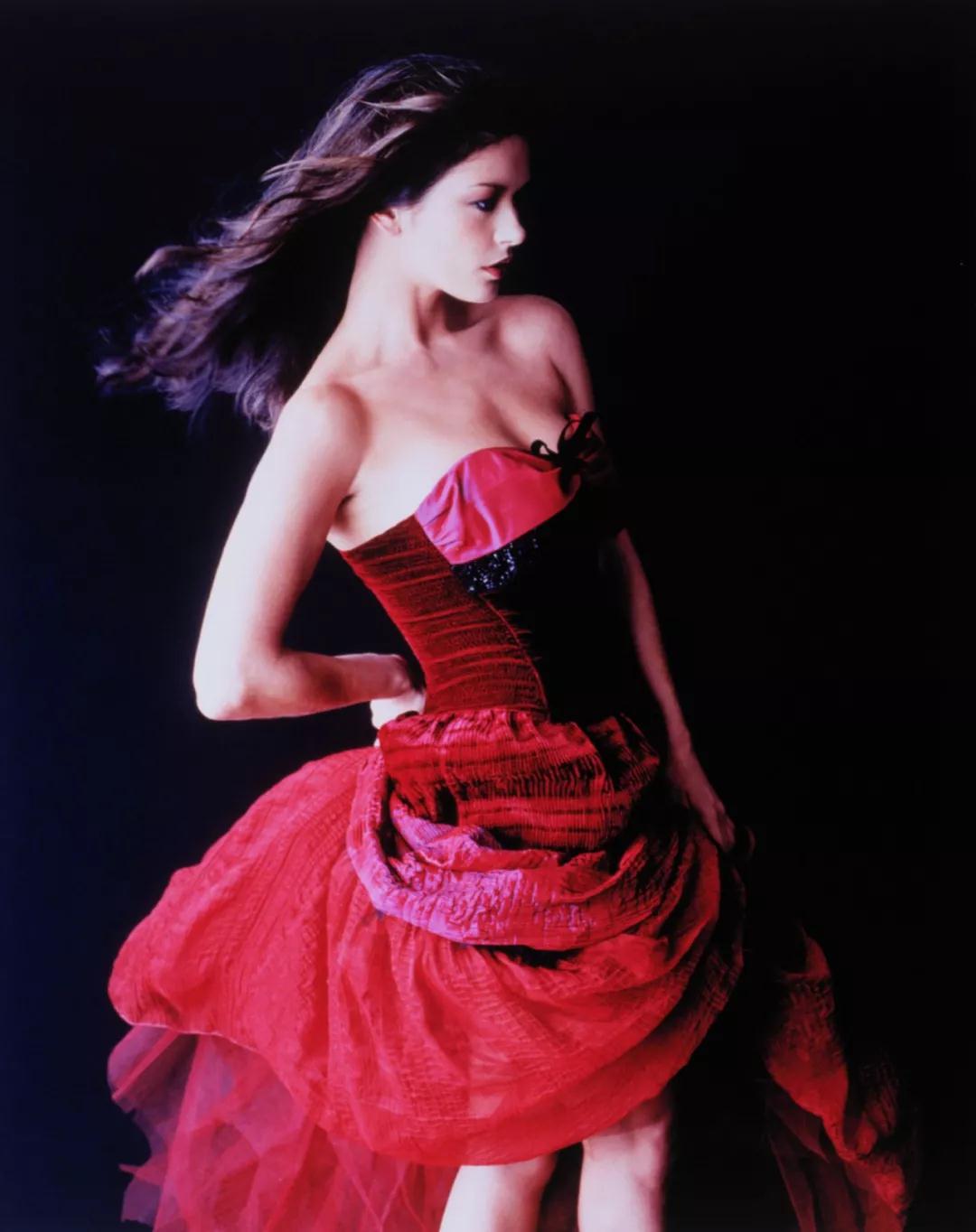 她是“最可吻”女性，被评为奥斯卡最佳着装人士，怀孕还又唱又跳