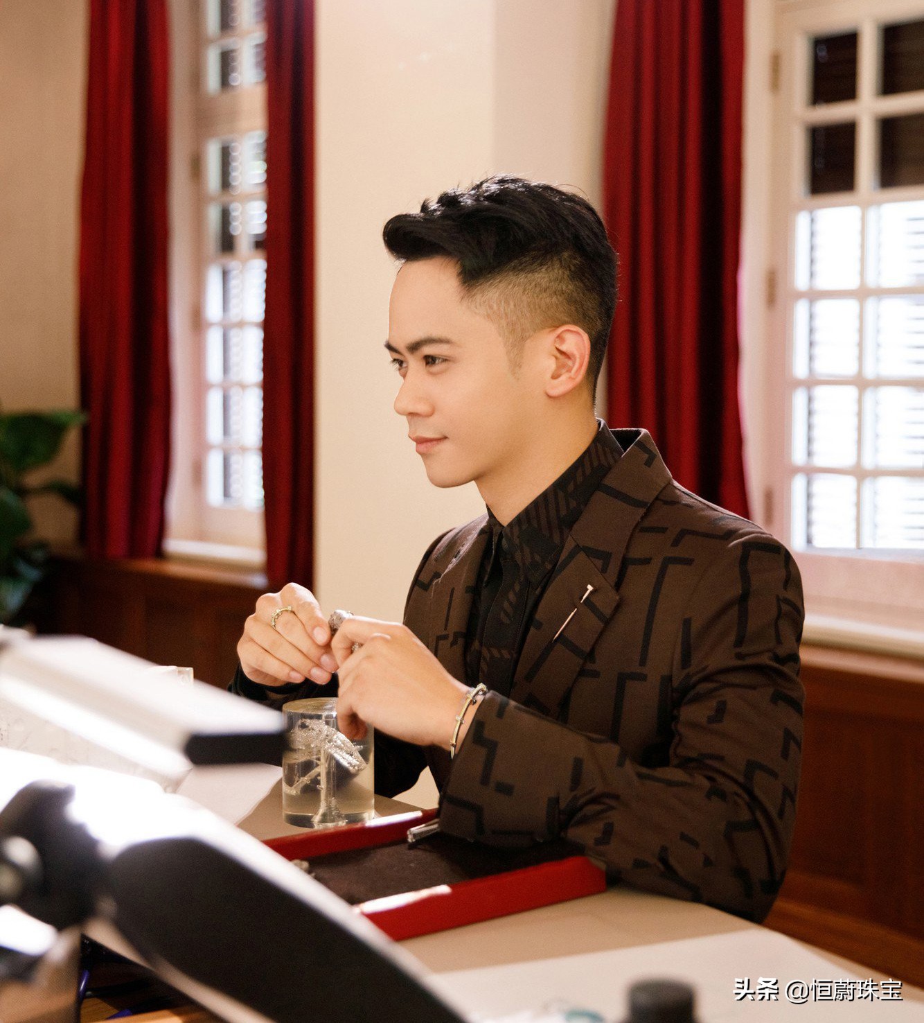 卡地亚螺丝手镯山寨,卡地亚手镯螺帽