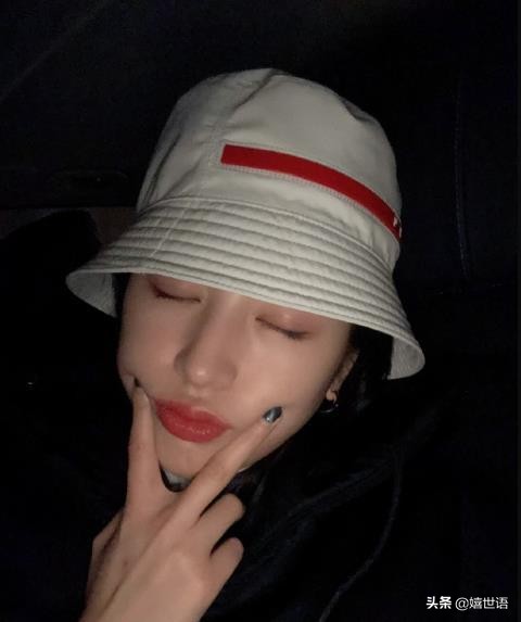 周雨彤穿板鞋图片,周雨彤spell牛仔裤穿搭