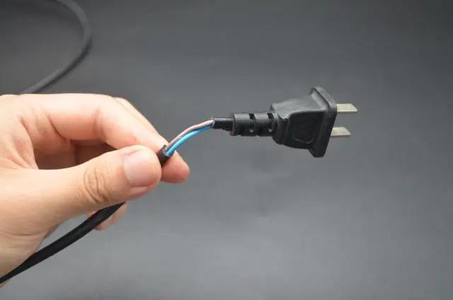 电线插头根部破裂该如何维修,电线插头根部烧断了怎么修复