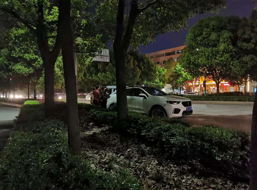 车子发生轻微刮蹭怎么处理,车辆发生轻微刮蹭需要做什么保险