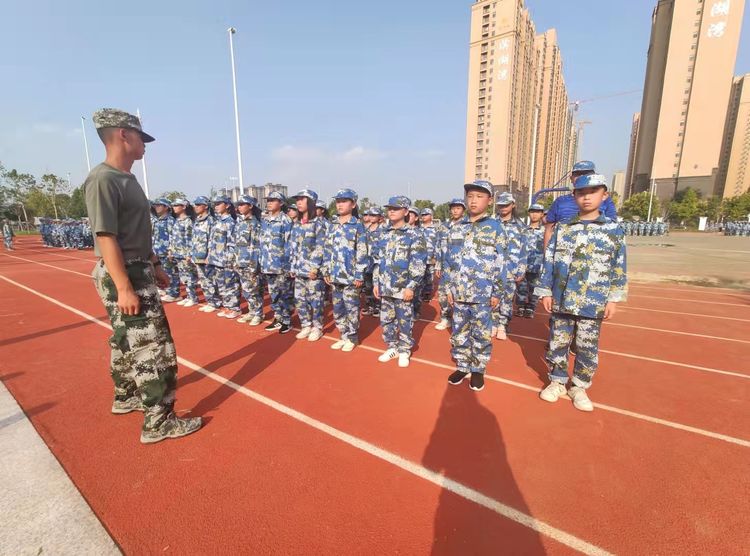 青春在磨砺中成长新高一军训,青春飞扬军训