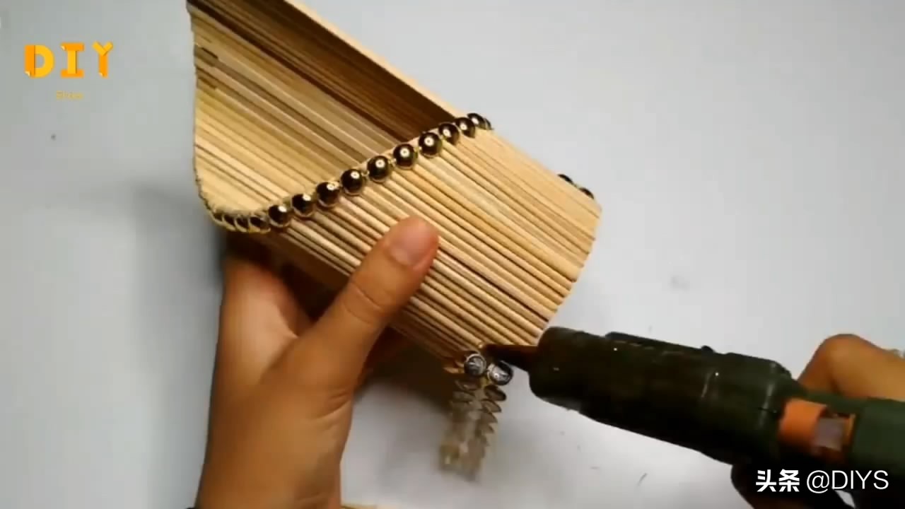 如何制作小花篮最简单的,简易竹签花篮手工制作视频