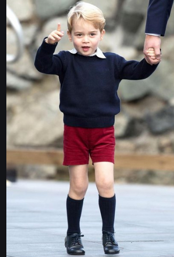 乔治王子与威廉看球赛,威廉王子和乔治王子看球赛