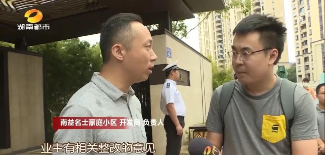 房门距离太近，开门就“打人”！护栏太矮，儿童易出事！开发商回应：开门前看看猫眼，我们建的不是幼儿园