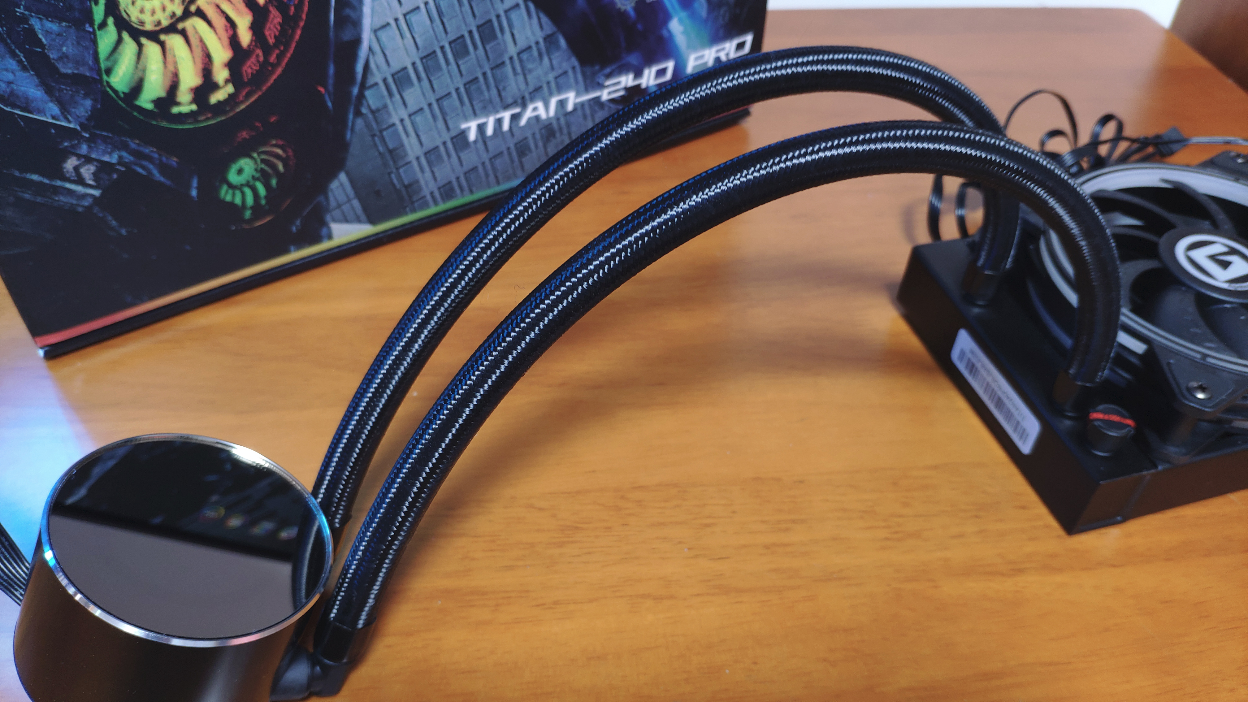 温度把握得住,PWM冷头带温显,艾湃电竞TITAN240PRO水冷装机