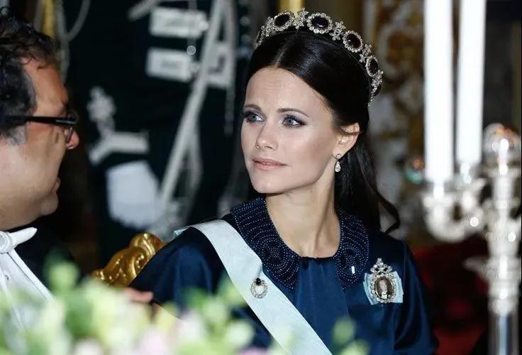 白天比基尼晚上夜店嗨小野模，怎么泡到欧洲王室最后的钻石王老五